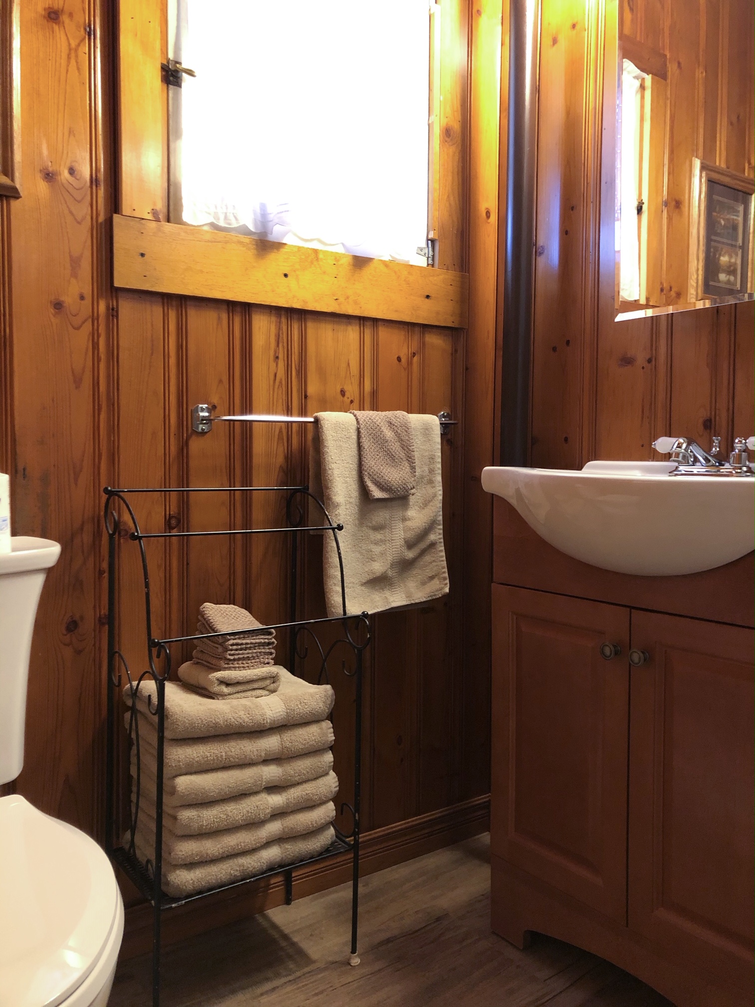 Twin Cedars Resort Cabin 1 bathroom pics