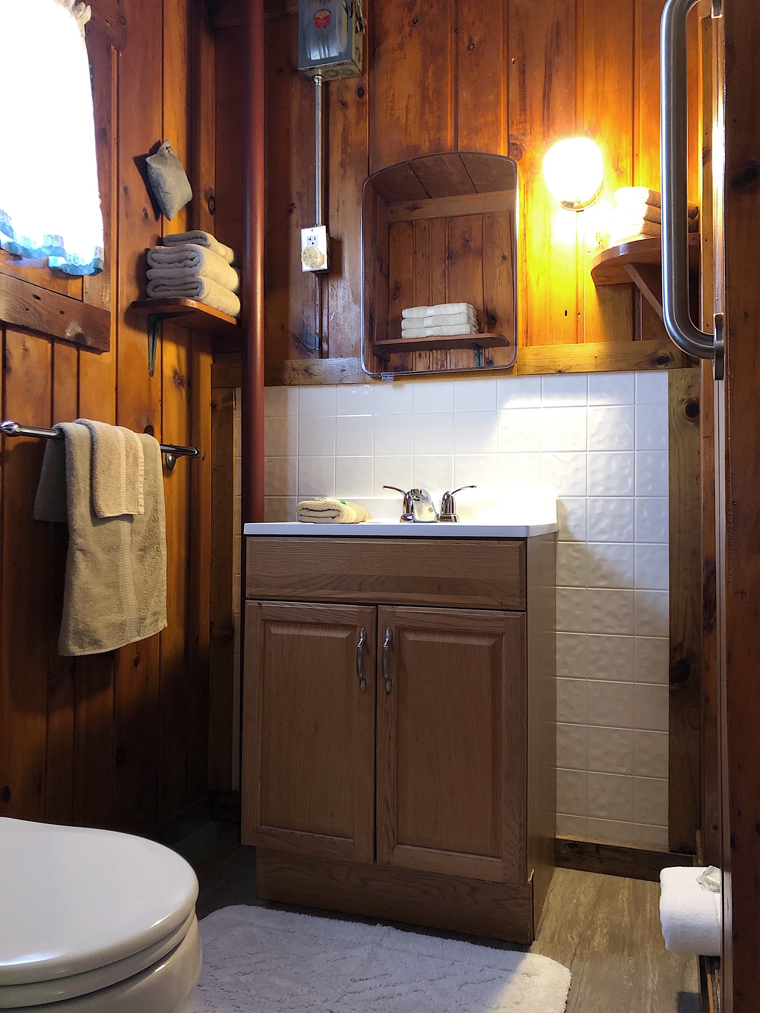 Twin Cedars Resort cabin 3 bathroom
