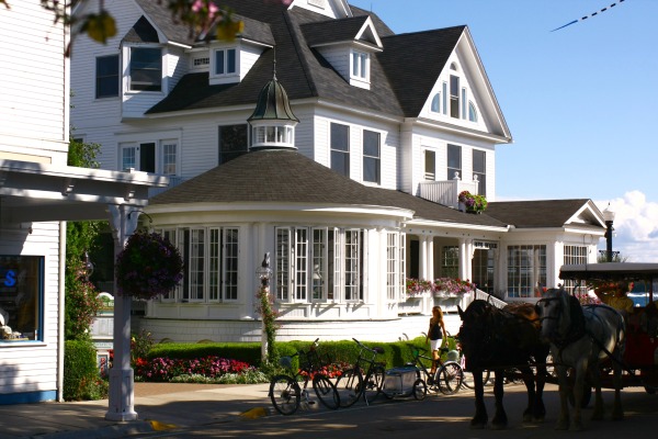 Day Trips to Mackinac Island Michigan, a trip that takes you back in time. Love this incredible island! #TheTwinCedars #MackinacIsland #Michigan #Travel #daytrips 