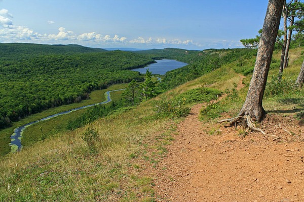 Lake of the Clouds Upper Peninsula. Michigan’s Upper Peninsula Bucket List, 50 things to do for everyone whether you are adventurous prefer easier exploration. #TheTwinCedars #Michigantravel #Michigan #UpperPeninsula #adventure #bucketlist #explore #outdoors