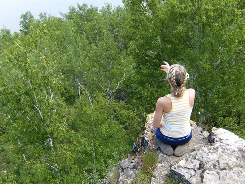 drummond island cliff. Michigan’s Upper Peninsula Bucket List, 50 things to do for everyone whether you are adventurous prefer easier exploration. #TheTwinCedars #Michigantravel #Michigan #UpperPeninsula #adventure #bucketlist #explore #outdoors