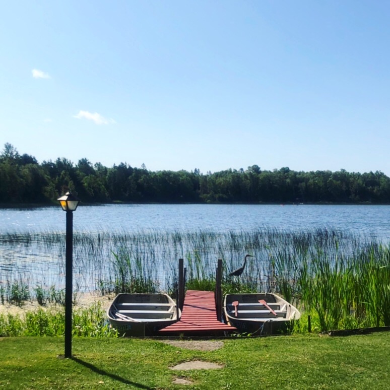 Lakefront docks at Twin Cedars Resort